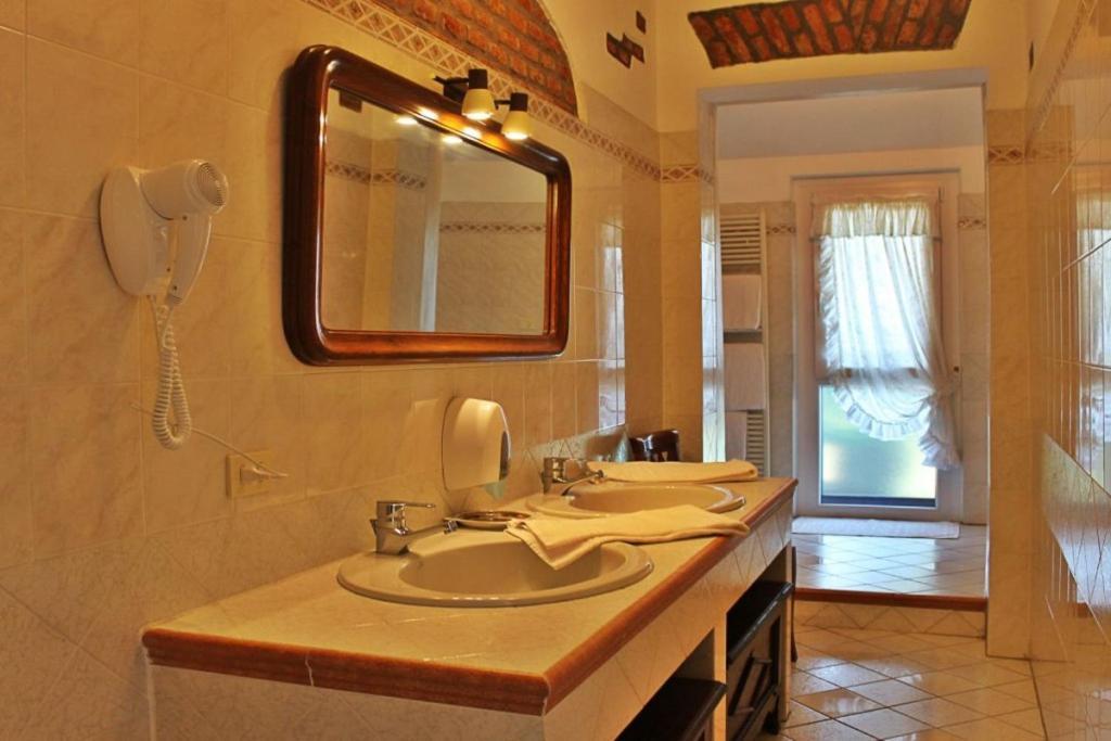 Hotel Ristorante La Torretta Bianzè Екстериор снимка